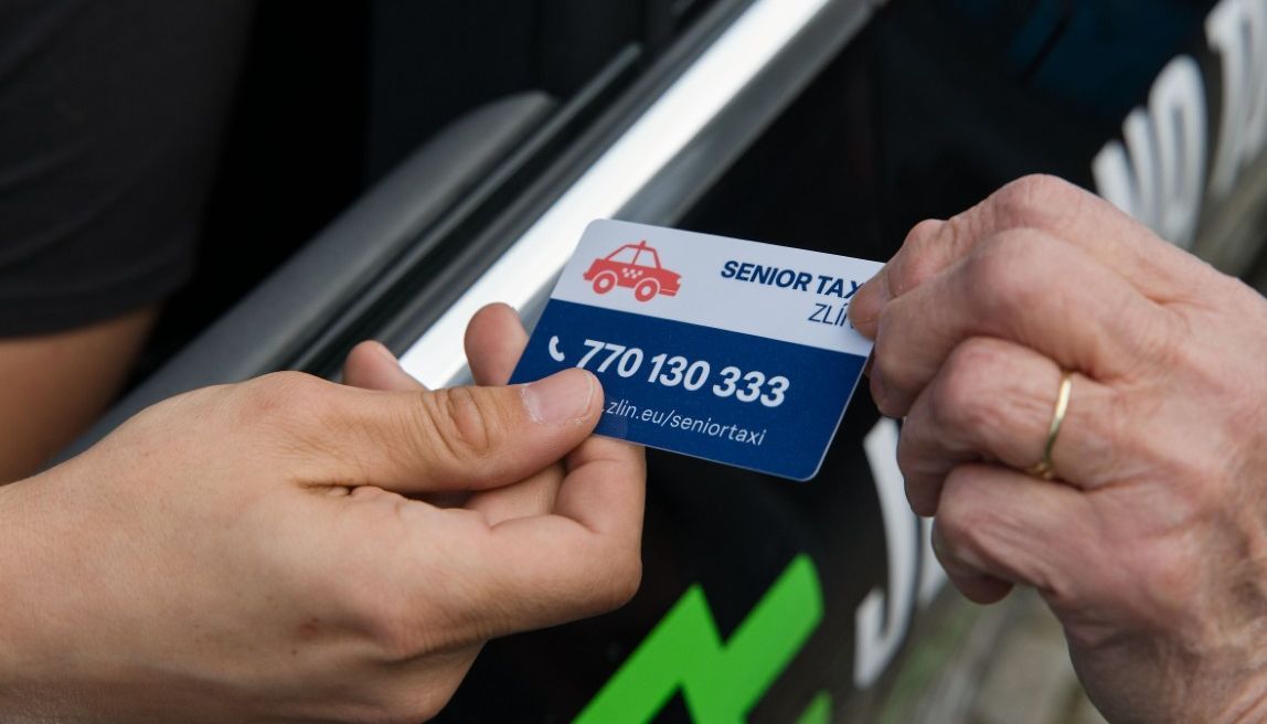 Senioři ve Zlíně jezdí levně a pohodlně: Nová služba Senior taxi