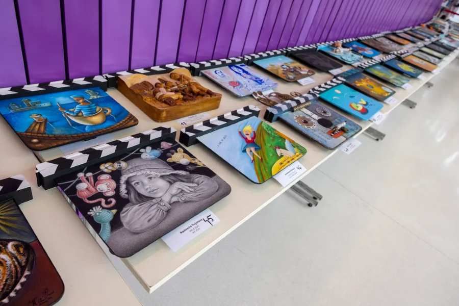Rekordní dražba klapek: 4,43 mil. na podporu mladých tvůrců