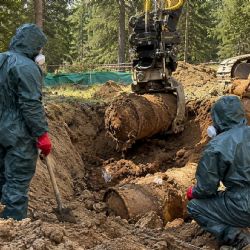 Armáda pomůže vyklidit nebezpečné sudy a kontaminovanou zemi u Prášil na Šumavě