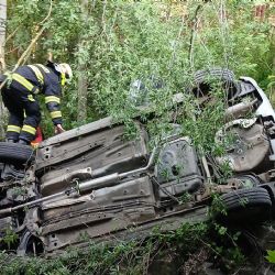 Auto na severním Plzeňsku prorazilo zábradlí a skončilo v potoce. Řidička vyvázla bez zranění
