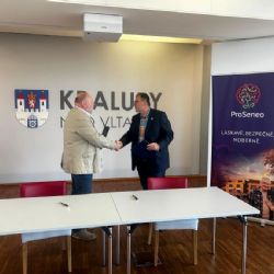 Kralupy nad Vltavou podepsaly smlouvu pro domov seniorů a polikliniku v Mikovicích, projekt vstupuje do další fáze