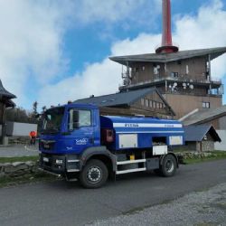 Lysá hora bez vody: cisterny zásobují chaty před víkendem