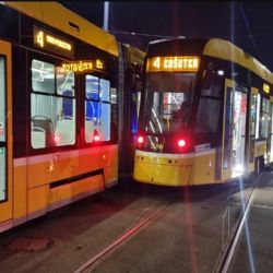 Na Borech v Plzni se srazily tramvaje, jedna vykolejila