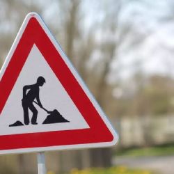 Na Roudné v Plzni řidiči ignorují zákaz vjezdu, vjíždějí do uzavřeného úseku a ohrožují dělníky