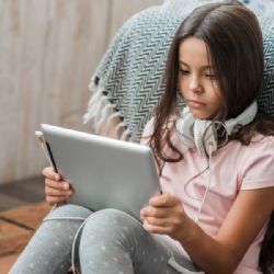 Pražské děti v psychické tísni hledají pomoc u AI. Každé čtvrté nejdříve u chatbota