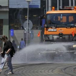 Rozpálený asfalt v Plzni chladí kropicí vůz. Do ulic vyráží opakovaně