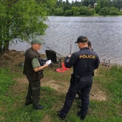 U Hracholuské přehrady začaly letní kontroly. Hlídky řešily rybáře, auta i pořádek u vody