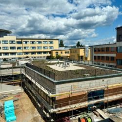V Novém Městě na Moravě roste moderní dialyzační pavilon. Pacienti budou mít výhled do proskleného atria