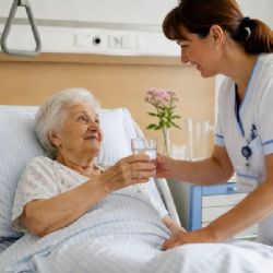 Vedra v Praze mění režim seniorů. Domovy rozšiřují chlazení, nemocnice evidují více kolapsů