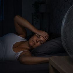 Vedra zhoršují spánek a únavu. Téměř třetina domácností nemá ani ventilátor