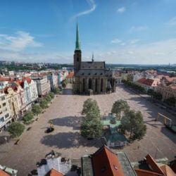 Velká proměna centra Plzně začala. Náměstí Republiky čeká zeleň i nový mobiliář