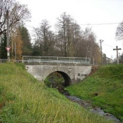 Začala oprava historického mostu v Nížkově, dopravu zachraňuje provizorní lávka