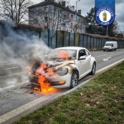 Auto vzplálo za jízdy v Sukově ulici