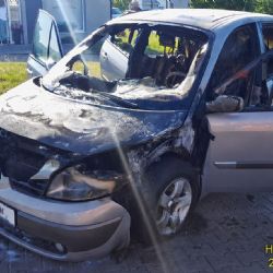 Auto začalo hořet přímo u čerpací stanice v Plzni. Řidička stihla utéct včas
