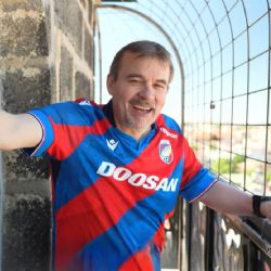 Biskup Holub vyběhl věž katedrály za 1:53. Teď vyzývá Plzeňany, aby ho porazili