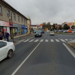 Chodkyně zemřela po střetu s nákladním autem na přechodu v Přešticích