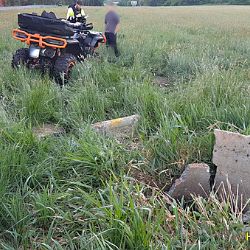 Čtyřkolkář na Klatovsku přehlédl betonovou skruž. Po nárazu ho do nemocnice transportoval vrtulník