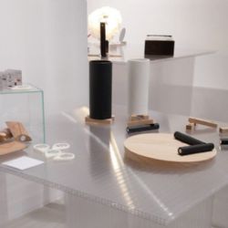 Design nábytku trochu jinak. Nová výstava v Plzni odhaluje tajemství materiálů