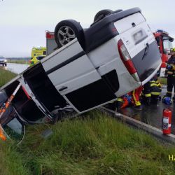 Dodávka na Tachovsku narazila do stromu a skončila na střeše. Tři lidé se zranili