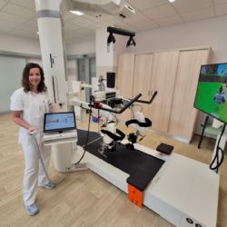 FN Plzeň posouvá rehabilitaci do budoucnosti. Nový robot učí pacienty znovu chodit