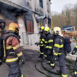 Hasiči testovali ve Zbirohu nové komunikační masky při výcviku v extrémních podmínkách
