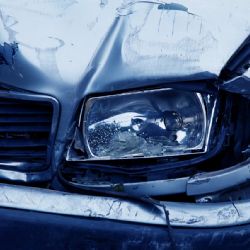 Hromadná nehoda s 10 zraněnými: Auto na střeše a traumaplán aktivován