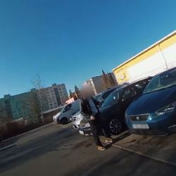 Klíče v zapalování spustily na Košutce poplach, muž se do auta dobýval kleštěmi