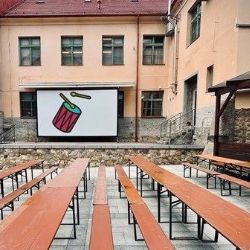 Letní kino v Nepomuku přesunuto na nádvoří Městského muzea. Promítá každý srpnový čtvrtek