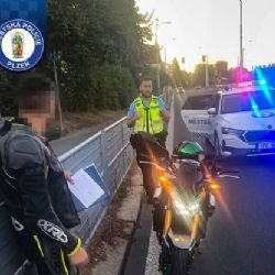 Motorkář se řítil Karlovarskou ulicí v Plzni rychlostí 120 km/h, hrozí mu pokuta i zákaz řízení   