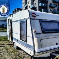Muž čtyři dny přebýval v cizím karavanu. Našel ho majitel v ulici U Velkého rybníka