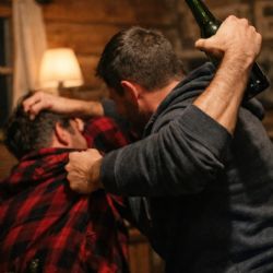 Muž v Sušici skončil s těžkým zraněním po útoku lahví. Policie prověřuje dvě osoby