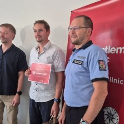 Muž vytáhl u Věžné řidičku z potápějícího se auta. Za pohotovou záchranu převzal ocenění Gentleman silnic