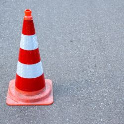 Na hlavním tahu z Plzně do Karlových Varů začala oprava. Řidiče čekají semafory i možné objížďky