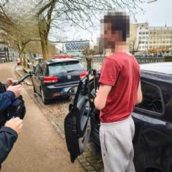 Na invalidech stát neměl, za volantem být neměl a drogy před jízdou brát také neměl