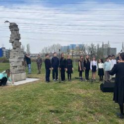 Na Jižním Městě vznikl památník obětem holokaustu: sloup z 20 kufrů připomíná místní příběhy