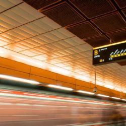Na Palmovce testují nové podsvícené informační tabule pro pražské metro