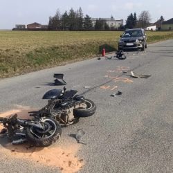 Na severním Plzeňsku se čelně srazil skútr s autem, řidiče transportoval vrtulník