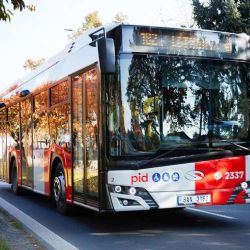 Nástup všemi dveřmi na 112 linkách kolem Prahy od srpna 2025!