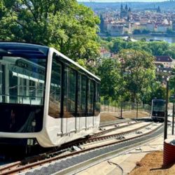 Petřínská lanovka odhalila nové vozy. Testy pokračují, návrat cestujících až po prázdninách