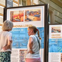 Plzeňská knihovna slaví 150 let. Výstava připomíná cestu od jediné skříně k síti poboček
