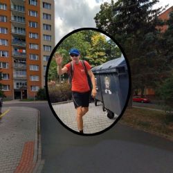 Policie v Plzni hledá muže, který se obnažoval ve Vojanově ulici. Poznáváte ho?
