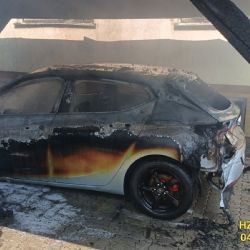 Požár u domu pohltil pergolu i auto. Hasiči evakuovali dva lidi a psa