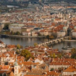 Praha je obcí i krajem. 57 městských částí a 22 správních obvodů rozděluje pravomoci