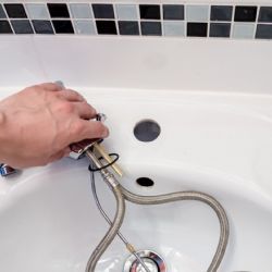 Prasklo potrubí v noci? Jak sehnat instalatéra v Brně rychle a bez velké škody
