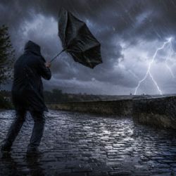Praze mohou hrozit silné bouřky. ČHMÚ vydal oranžovou výstrahu před přívalovým deštěm, kroupami a větrem