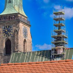 Při opravě katedrály sv. Bartoloměje v Plzni objevili dvě historické schránky. Jejich obsah odhalí až příští týden