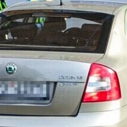 Řidič v Plzni zaparkoval na místě pro zdravotně postižené s kopií průkazu. Auto skončilo na odtahu