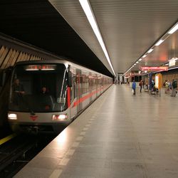 Na Silvestra posílí noční spoje, metro do 2:30, jízdenky zdraží