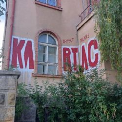 Sprejeři řádili napříč Plzní. Za týden poškodili vlaky, domy i lékařskou fakultu