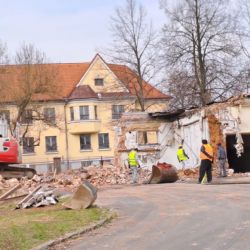 Stodská nemocnice se chystá na velkou přístavbu. Nejprve mizí starý objekt u hlavní budovy